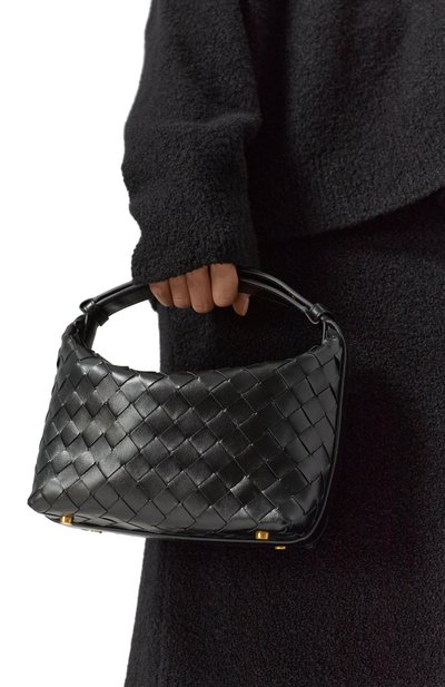 Сумка wallace mini BOTTEGA VENETA черного цвета по цене 323500 руб., арт. 754443/V3IV1, фото 2 Сумка wallace mini BOTTEGA VENETA, арт. 754443/V3IV1, фото 2