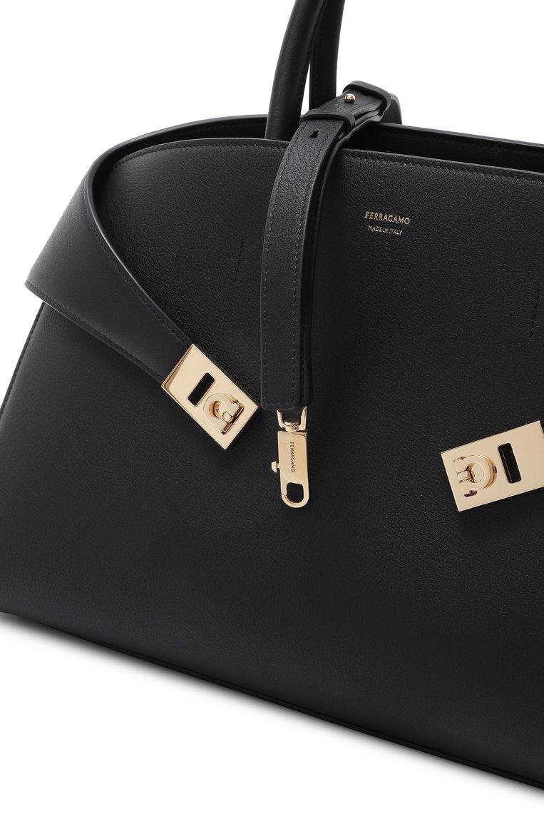 Женская сумка hug large FERRAGAMO черного цвета, арт. 215921/766649 | Фото 3 (Размер: large; Ремень/цепочка: На ремешке; Материал: Натуральная кожа; Автоматизация состава: Проставлено; Автоматизация ТО: Проставлено)