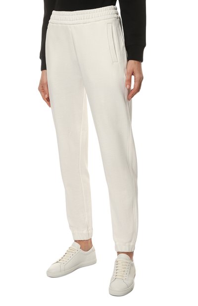 Хлопковые джоггеры MONCLER белого цвета по цене 43100 руб., арт. H1-093-8H000-17-899M1, фото 3 Хлопковые джоггеры MONCLER, арт. H1-093-8H000-17-899M1, фото 3