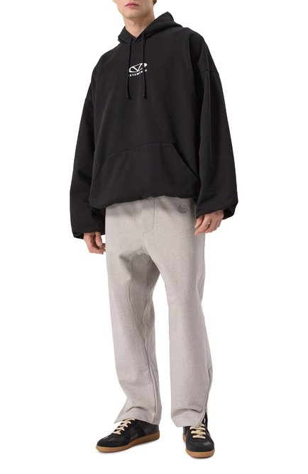 Мужской хлопковое худи VETEMENTS черного цвета, арт. UA66HD600BW | Фото 2 (Драгоценные камни: Проставлено; Материал сплава: Проставлено; Длина (для топов): Стандартные; Рукава: Длинные)