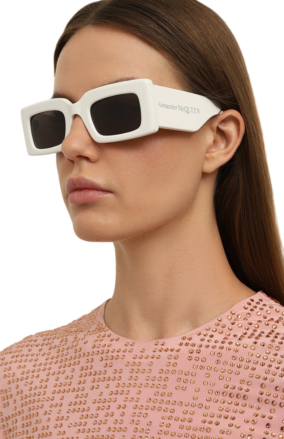 Солнцезащитные очки ALEXANDER MCQUEEN белого цвета по цене 30750 руб., арт. AM0433S 005, фото 2 Солнцезащитные очки ALEXANDER MCQUEEN, арт. AM0433S 005, фото 2