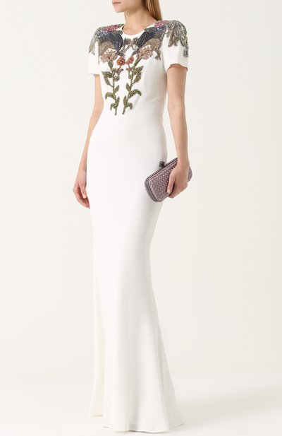 Приталенное платье с вышивкой ALEXANDER MCQUEEN белого цвета по цене 840500 руб., арт. 483639/QJE40, фото 2 Приталенное платье с вышивкой ALEXANDER MCQUEEN, арт. 483639/QJE40, фото 2
