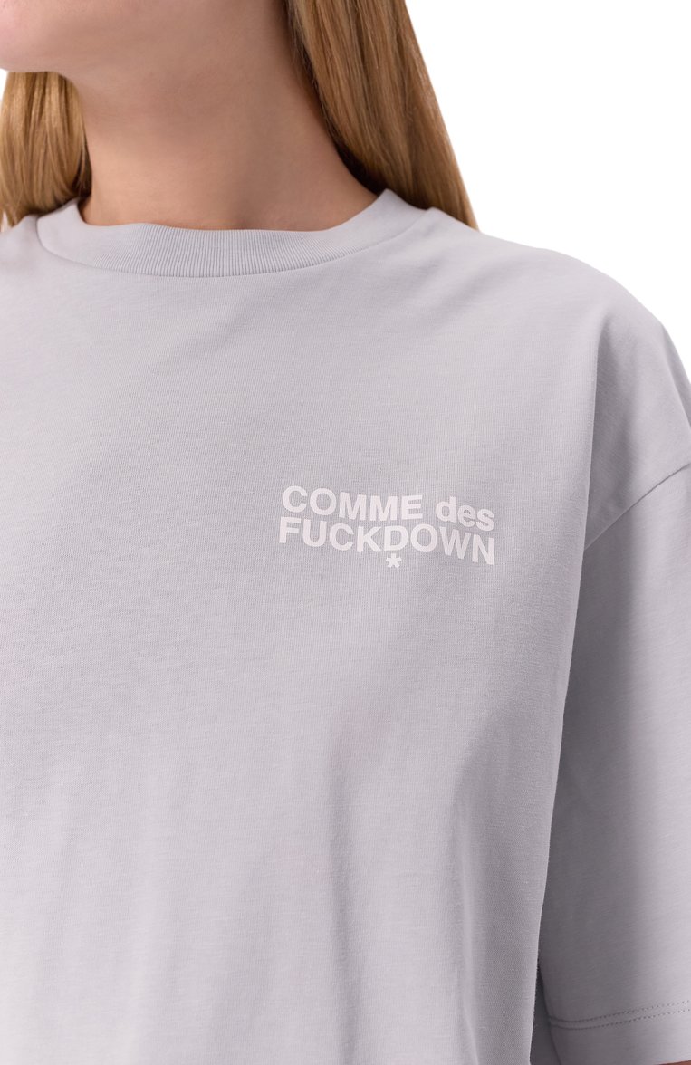 Женская хлопковая футболка COMME DES FUCKDOWN серого цвета, арт. CFABW01316 | Фото 5 (Длина (для топов): Стандартные; Материал внешний: Хлопок; Рукава: Короткие; Стили: Гранж; Принт: Без принта)