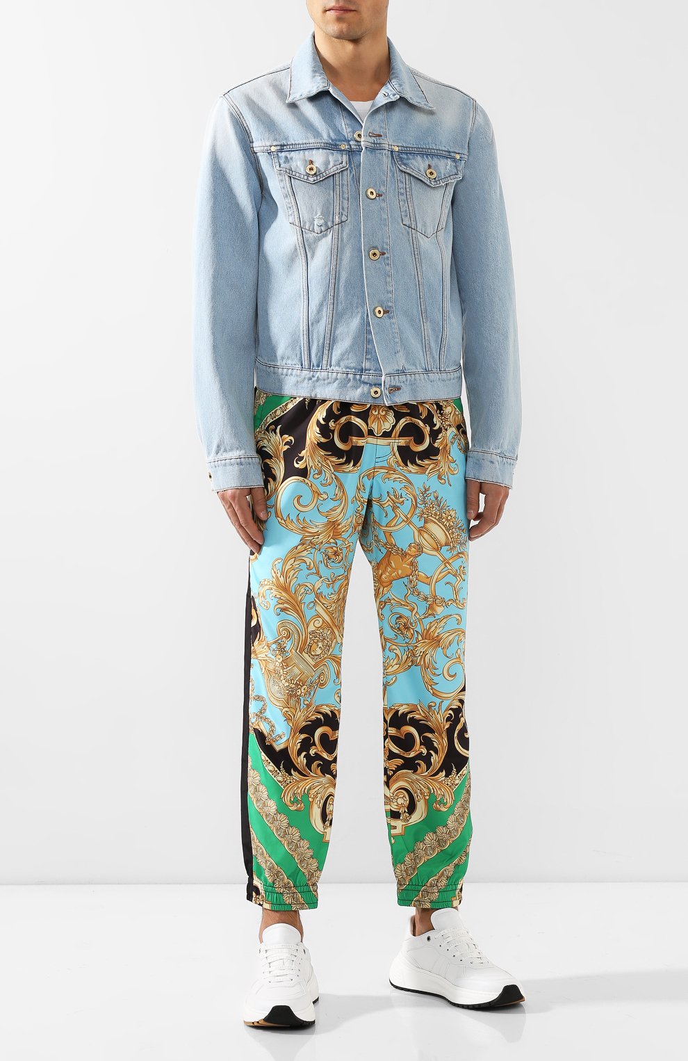 Джинсовая куртка VERSACE JEANS COUTURE голубого цвета по цене 35400 руб., арт. C1GUA92E-UUP421 BIG LABEL/A093J, фото 2 Джинсовая куртка VERSACE JEANS COUTURE, арт. C1GUA92E-UUP421 BIG LABEL/A093J, фото 2