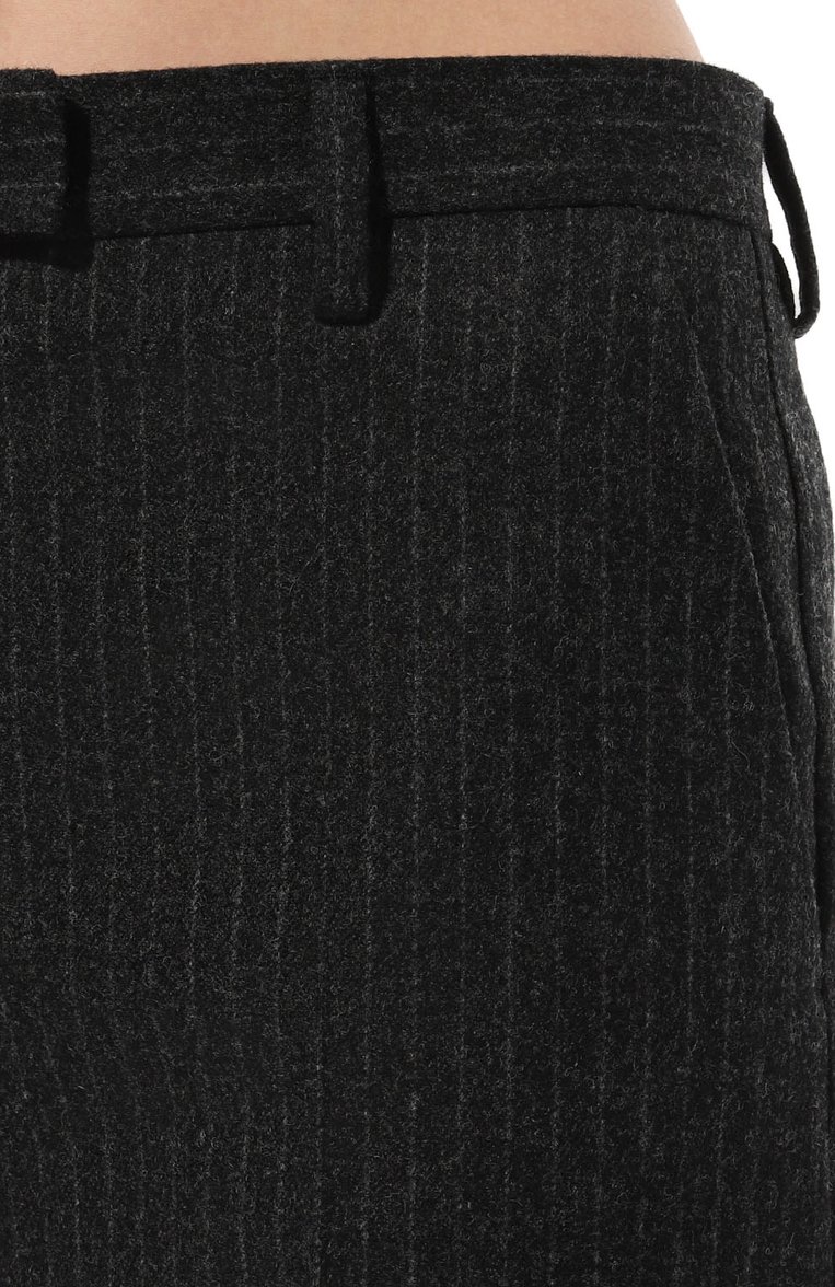 Женские шерстяные брюки PRADA темно-серого цвета, арт. P290EG-1ZJ8-F0480-212 | Фото 5 (Материал внешний: Шерсть; Длина (брюки, джинсы): Стандартные; Женское Кросс-КТ: Брюки-одежда; Материал сплава: Проставлено; Силуэт Ж (брюки и джинсы): Расклешенные; Драгоценные камни: Проставлено; Стили: Кэжуэл)