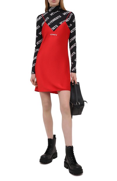 Платье VETEMENTS красного цвета по цене 65750 руб., арт. WE51DR600R 2607/RED, фото 2 Платье VETEMENTS, арт. WE51DR600R 2607/RED, фото 2