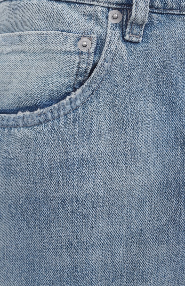 Мужские джинсы MAISON MARGIELA голубого цвета, арт. S50LA0238/S30383 | Фото 6 (Материал внешний: Хлопок, Деним; Длина (брюки, джинсы): Стандартные; Детали: Делаве, Потертости; Силуэт М (брюки): Широкие; Кросс-КТ: Деним; Стили: Повседневный; Автоматизация состава: Проставлено; Автоматизация ТО: Проставлено)