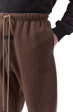 Мужские хлопковые джоггеры FEAR OF GOD темно-коричневого цвета, арт. 130SU242022F-M-353 | Фото 5 (Длина (брюки, джинсы): Стандартные; Материал сплава: Проставлено; Материал внешний: Хлопок; Драгоценные камни: Проставлено; Стили: Кэжуэл, Спорт-шик; Силуэт М (брюки): Джоггеры)