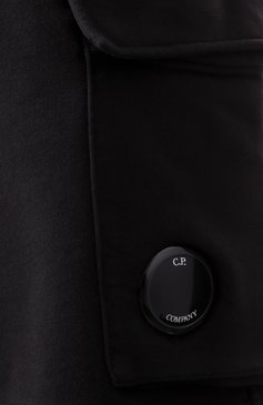 Мужские хлопковые шорты C.P. COMPANY черного цвета, арт. 18CMSB101A110044G | Фото 6 (Длина Шорты М: Ниже колена; Материал сплава: Проставлено; Драгоценные камни: Проставлено; Случай: Повседневный; Стили: Кэжуэл; Принт: Без принта; Материал внешний: Хлопок)