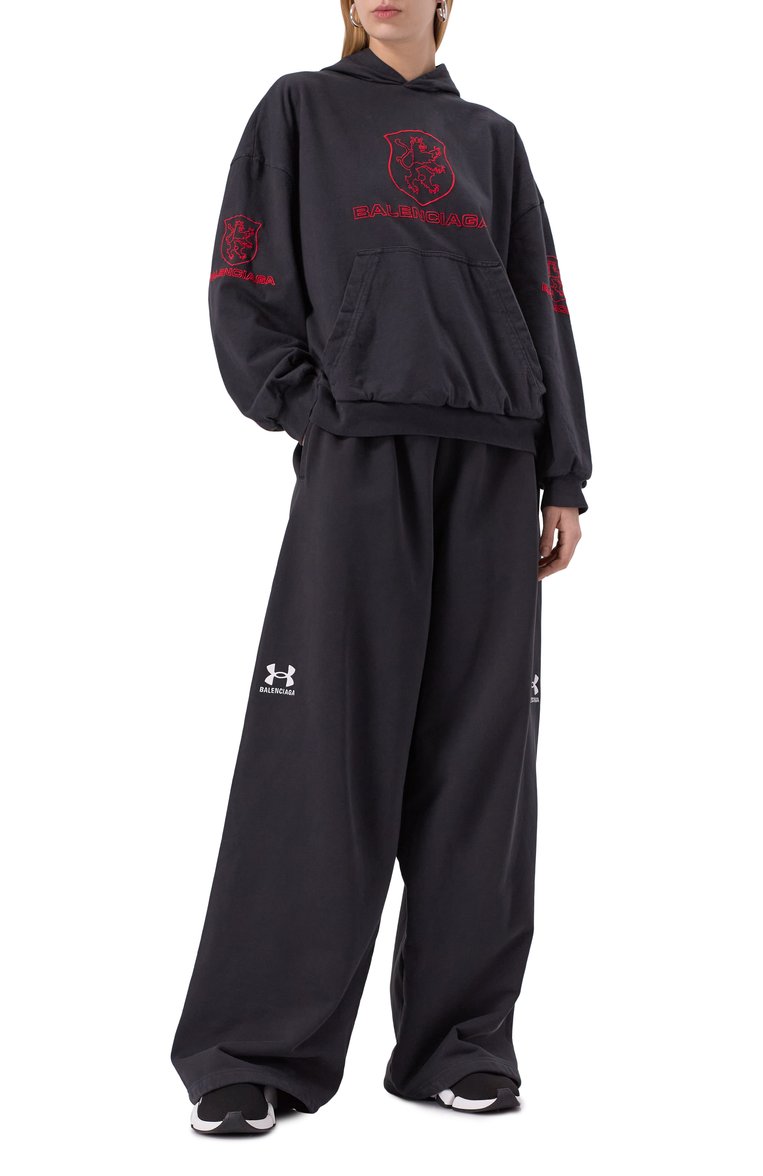 Мужского хлопковые брюки balenciaga х under armour BALENCIAGA черного цвета, арт. 809709/TRVB8 | Фото 2 (Материал внешний: Хлопок; Случай: Повседневный; Стили: Спорт-шик; Женское Кросс-КТ: Брюки-одежда; Региональные ограничения белый список (Axapta Mercury): Не проставлено; Силуэт Ж (брюки и джинсы): Широкие; Нос: Не проставлено)