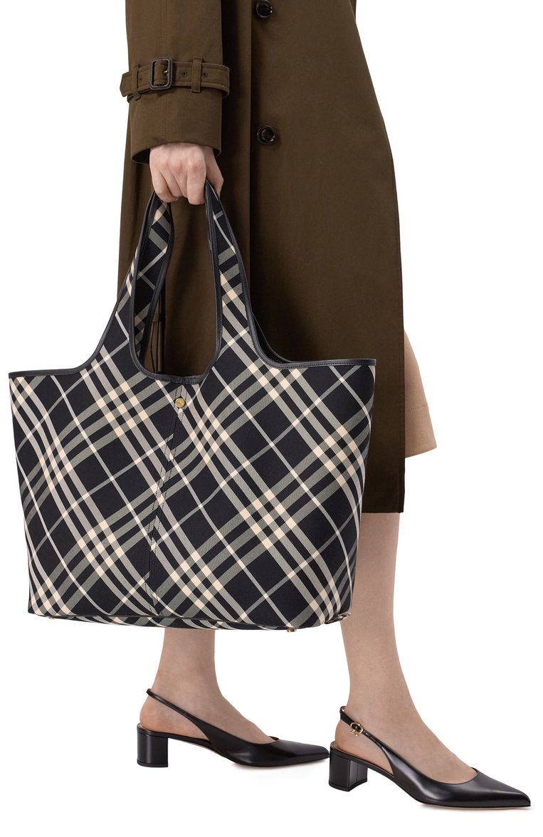 Женская сумка-тоут BURBERRY черно-белого цвета, арт. 8093978 | Фото 2 (Материал: Текстиль; Драгоценные камни: Проставлено; Материал сплава: Проставлено; Размер: large)