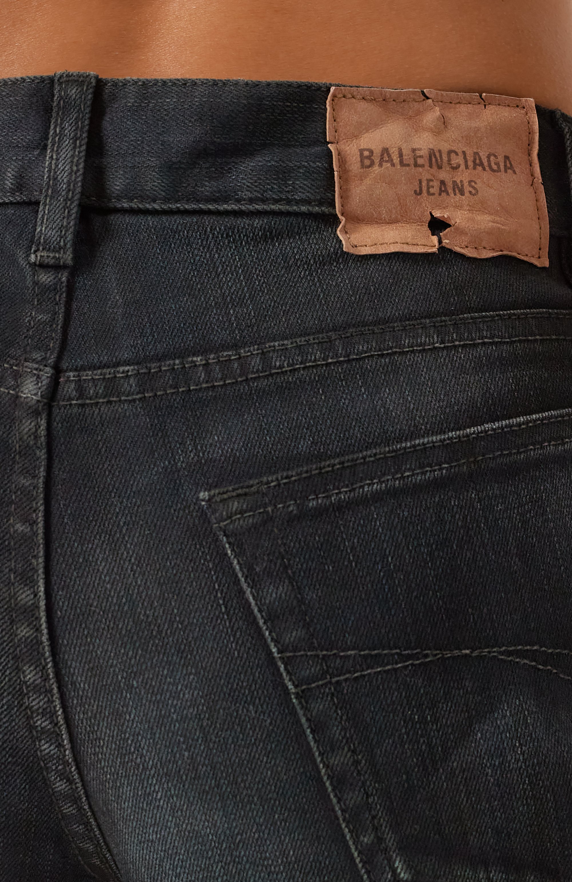 Джинсовые шорты BALENCIAGA темно-синего цвета по цене 159500 руб., арт. 809619/TRW64, фото 5 Джинсовые шорты BALENCIAGA, арт. 809619/TRW64, фото 5