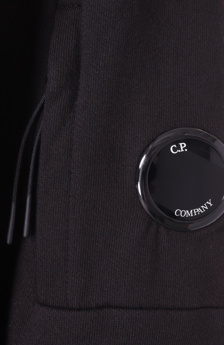 Мужской хлопковое худи C.P. COMPANY черного цвета, арт. 18CMSS024A005086W | Фото 6 (Материал внешний: Хлопок; Драгоценные камни: Проставлено; Рукава: Длинные; Длина (для топов): Стандартные; Материал сплава: Проставлено; Стили: Кэжуэл; Мужское Кросс-КТ: Худи-одежда; Принт: Без принта)
