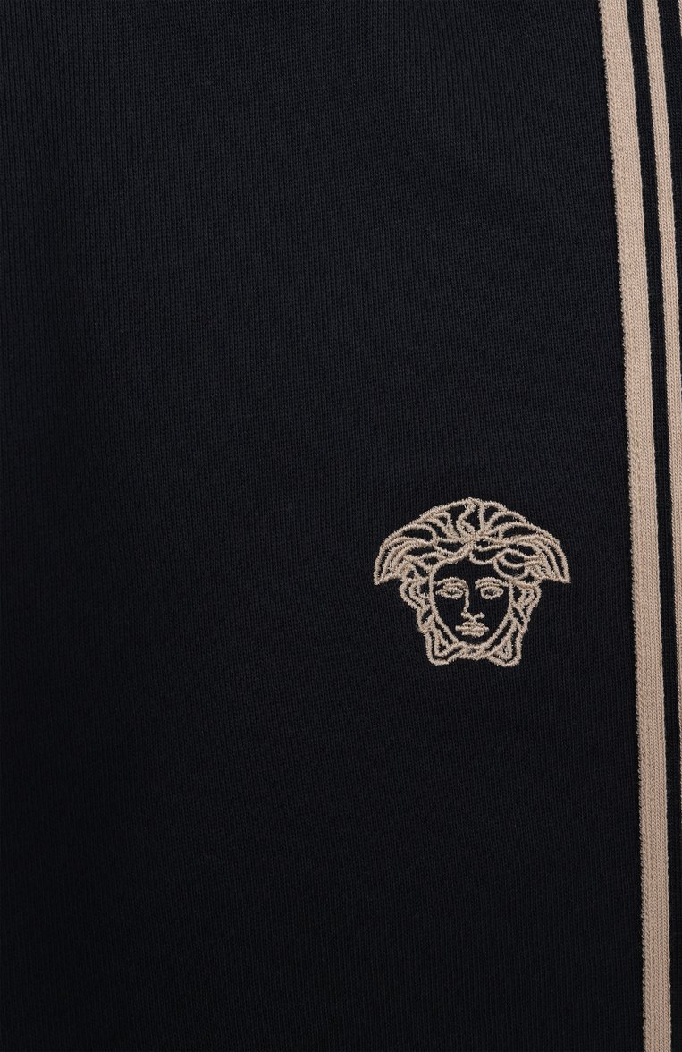 Детские хлопковые джоггеры VERSACE темно-синего цвета, арт. 1018290/1A11652/8A-14A | Фото 3 (Нос: Не проставлено; Материал внешний: Хлопок; Мальчики Кросс-КТ: Брюки-спорт, Джоггеры-одежда; Автоматизация состава: Проставлено; Ростовка одежда: 8 лет | 128 см, 12 лет | 152 см, 16 лет | 164 см, 10 - 11 лет | 140 - 146см)