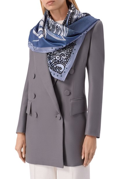 Шелковый платок indigo LEFFERS темно-синего цвета по цене 41480 руб., арт. 41.52.3.17.06, фото 2 Шелковый платок indigo LEFFERS, арт. 41.52.3.17.06, фото 2