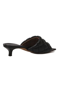Женские кожаные мюли padded BOTTEGA VENETA черного цвета, арт. 729764/VBRR0 | Фото 5 (Материал сплава: Проставлено; Драгоценные камни: Проставлено; Подошва: Плоская; Каблук высота: Низкий; Материал внутренний: Натуральная кожа; Каблук тип: Kitten heel; Материал внешний: Натуральная кожа)
