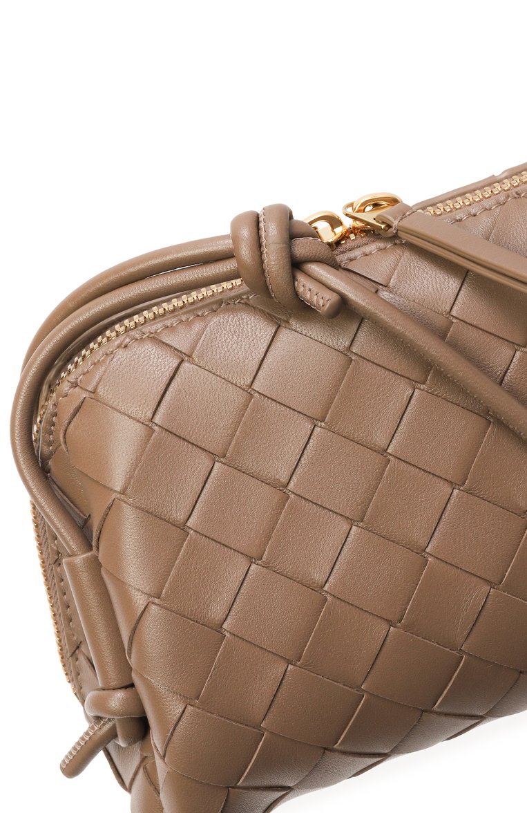 Женская сумка concert pouch BOTTEGA VENETA светло-коричневого цвета, арт. 794258/VCPP1 | Фото 3 (Ремень/цепочка: На ремешке; Материал: Натуральная кожа; Размер: mini; Автоматизация состава: Проставлено; Автоматизация ТО: Проставлено)