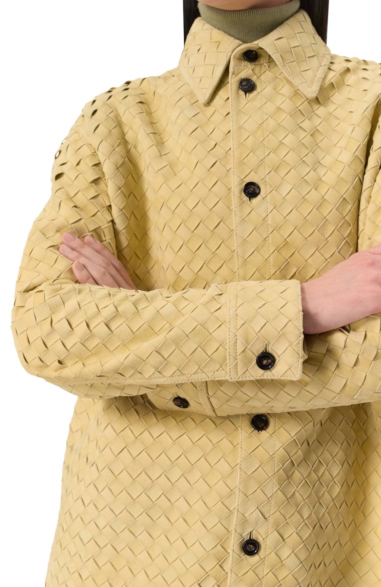Женская замшевая рубашка BOTTEGA VENETA бежевого цвета, арт. 813044/V4HG0 | Фото 5 (Материал внешний: Натуральная кожа, Замша; Длина (для топов): Удлиненные; Рукава: Длинные; Стили: Кэжуэл; Принт: Без принта; Женское Кросс-КТ: Рубашка-одежда; Автоматизация ТО: Проставлено; Автоматизация состава: Проставлено)