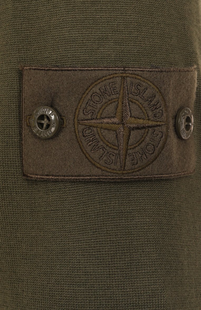 Мужской шерстяной джемпер STONE ISLAND хаки цвета, арт. 8115566FC | Фото 6 (Материал внешний: Шерсть; Рукава: Длинные; Длина (для топов): Стандартные; Вырез: Круглый; Мужское Кросс-КТ: Джемперы; Принт: Без принта; Стили: Милитари; Автома�тизация состава: Проставлено; Детали: Декор; Автоматизация ТО: Проставлено)