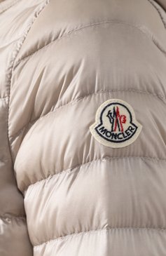 Женская пуховая куртка MONCLER светло-серого цвета, арт. E1-093-46908-99-53048 | Фото 5 (Рукава: Длинные; Женское Кросс-КТ: Пуховик-куртка; Материал утеплителя: Пух и перо; Длина (верхняя одежда): Короткие; Статус проверки: Проверено, Проверена категория; Материал внешний: Синтетический материал; Материал подклада: Синтетический материал; Кросс-КТ: Куртка, Утепленные; Драгоценные камни: Проставлено; Материал сплава: Проверено, Проставлено)