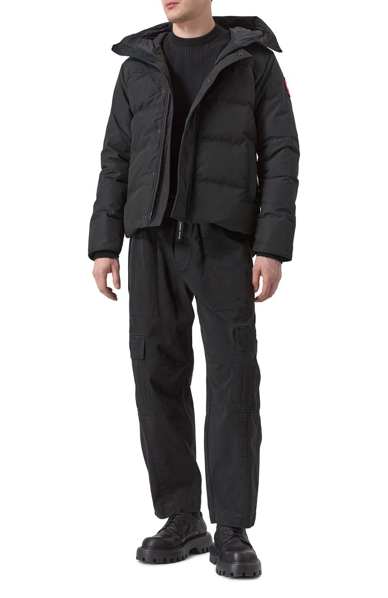 Мужская пуховик CANADA GOOSE черного цвета, арт. 2080M | Фото 2 (Рукава: Длинные; Материал подклада: Синтетический материал; Длина (верхняя одежда): Короткие; Стили: Кэжуэл; Мужское Кросс-КТ: пуховик-короткий; Материал внешний: Синтетический материал)