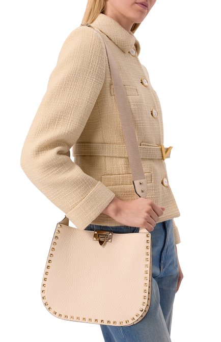 Женская сумка rockstud VALENTINO кремвого цвета, арт. 6W2B0N04/TIH | Фото 2 (Драгоценные камни: Проставлено; Ремень/цепочка: На ремешке; Материал сплава: Проставлено; Размер: medium; Материал: Натуральная кожа)