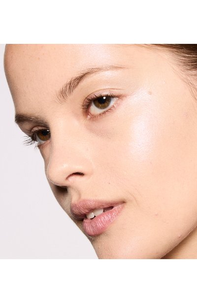 Хайлайтер для лица glowplay bouncy highlighter, оттенок wind chill (7,5g) MAC цвета по цене 4250 руб., арт. SBAE-01, фото 4 Хайлайтер для лица glowplay bouncy highlighter, оттенок wind chill (7,5g) MAC, арт. SBAE-01, фото 4