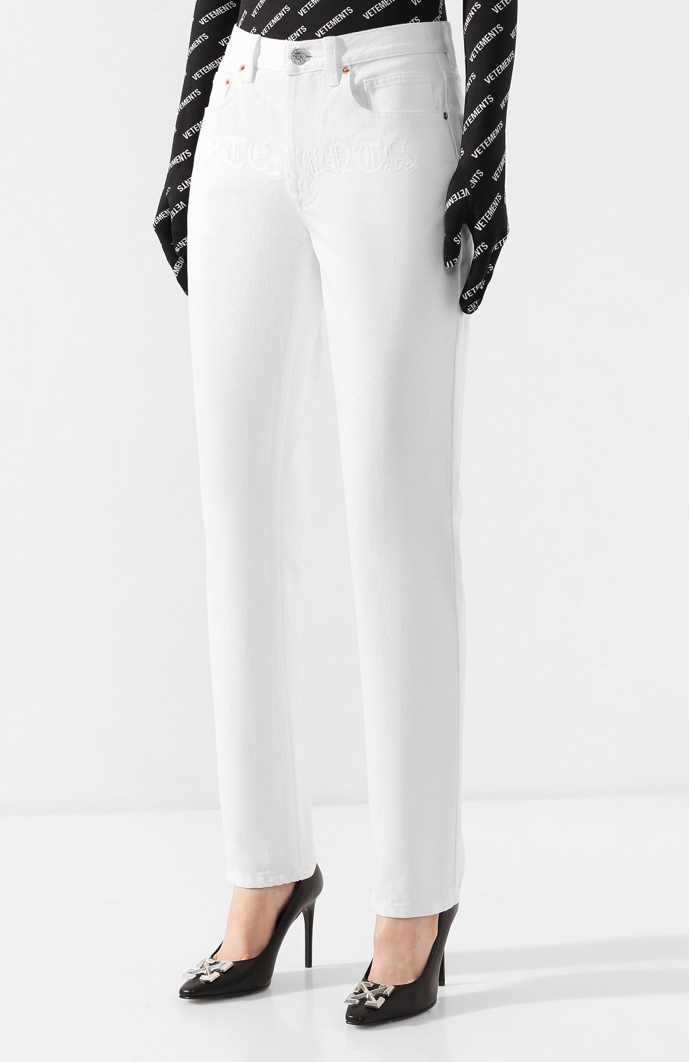 Джинсы VETEMENTS белого цвета по цене 86900 руб., арт. SS20PA327 2800/W/WHITE, фото 3 Джинсы VETEMENTS, арт. SS20PA327 2800/W/WHITE, фото 3