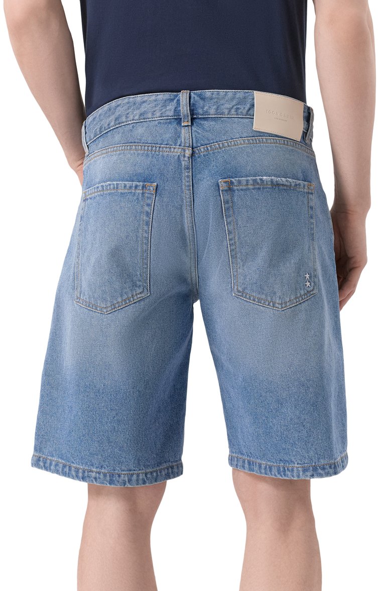 Мужские джинсовые шорты ICON DENIM LA голубого цвета, арт. L0UIS EC0 | Фото 4 (Длина Шорты М: До колена; Материал внешний: Хлопок; Принт: Без принта; Стили: Кэжуэл; Случай: Повседневный; Автоматизация ТО: Проставлено; Автоматизация состава: Проставлено; Детали: Без декора)