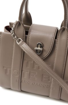 Женская сумка the turnlock tote bag MARC JACOBS (THE) серого цвета, арт. 2F4HCR015H04 | Фото 3 (Ремень/цепочка: На ремешке; Материал: Натуральная кожа; Размер: mini; Автоматизация состава: Проставлено; Автоматизация ТО: Проставлено)