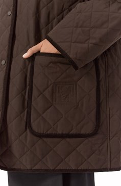 Женская куртка TOTEME коричневого цвета, арт. 241-WR01022-FB0169 | Фото 5 (Материал внешний: Синтетический материал, Хлопок; Материал подклада: Синтетически�й материал; Рукава: Длинные; Длина (верхняя одежда): До середины бедра; Кросс-КТ: Легкие, Куртка; Стили: Минимализм)