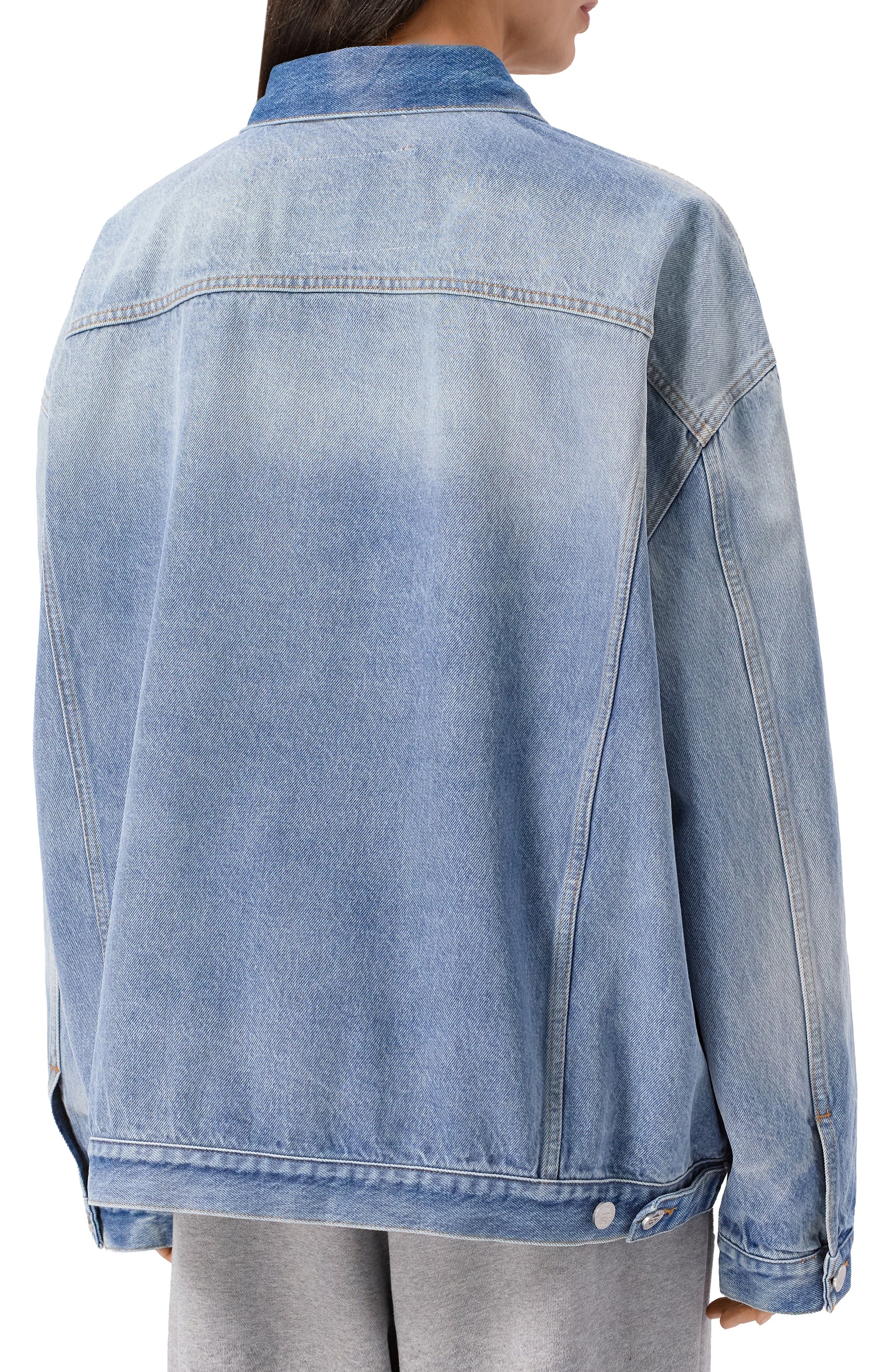 Джинсовая куртка VETEMENTS голубого цвета по цене 109500 руб., арт. UA53JA800L/2801 DENIM, фото 9 Джинсовая куртка VETEMENTS, арт. UA53JA800L/2801 DENIM, фото 9