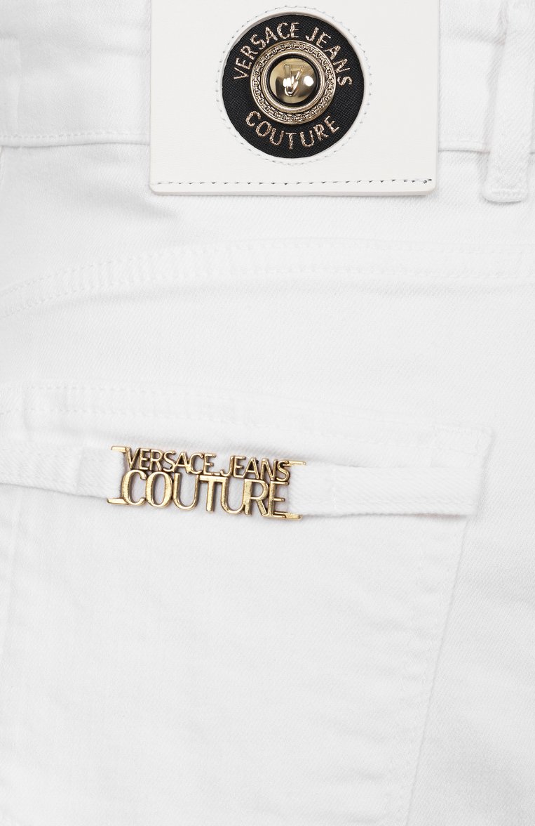 Женские джинсовые шорты VERSACE JEANS COUTURE белого цвета, арт. 78HAD514/CEWR1 | Фото 6 (Длина Ж (юбки, платья, шорты): Мини; Материал внешний: Хлопок, Деним; Кросс-КТ: Деним; Стили: Кэжуэл; Автоматизация ТО: Проставлено; Автоматизация состава: Проставлено)