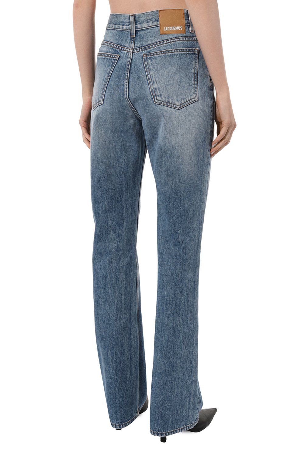 Джинсы JACQUEMUS светло-голубого цвета по цене 49750 руб., арт. 22E/213DE001-1015, фото 4 Джинсы JACQUEMUS, арт. 22E/213DE001-1015, фото 4