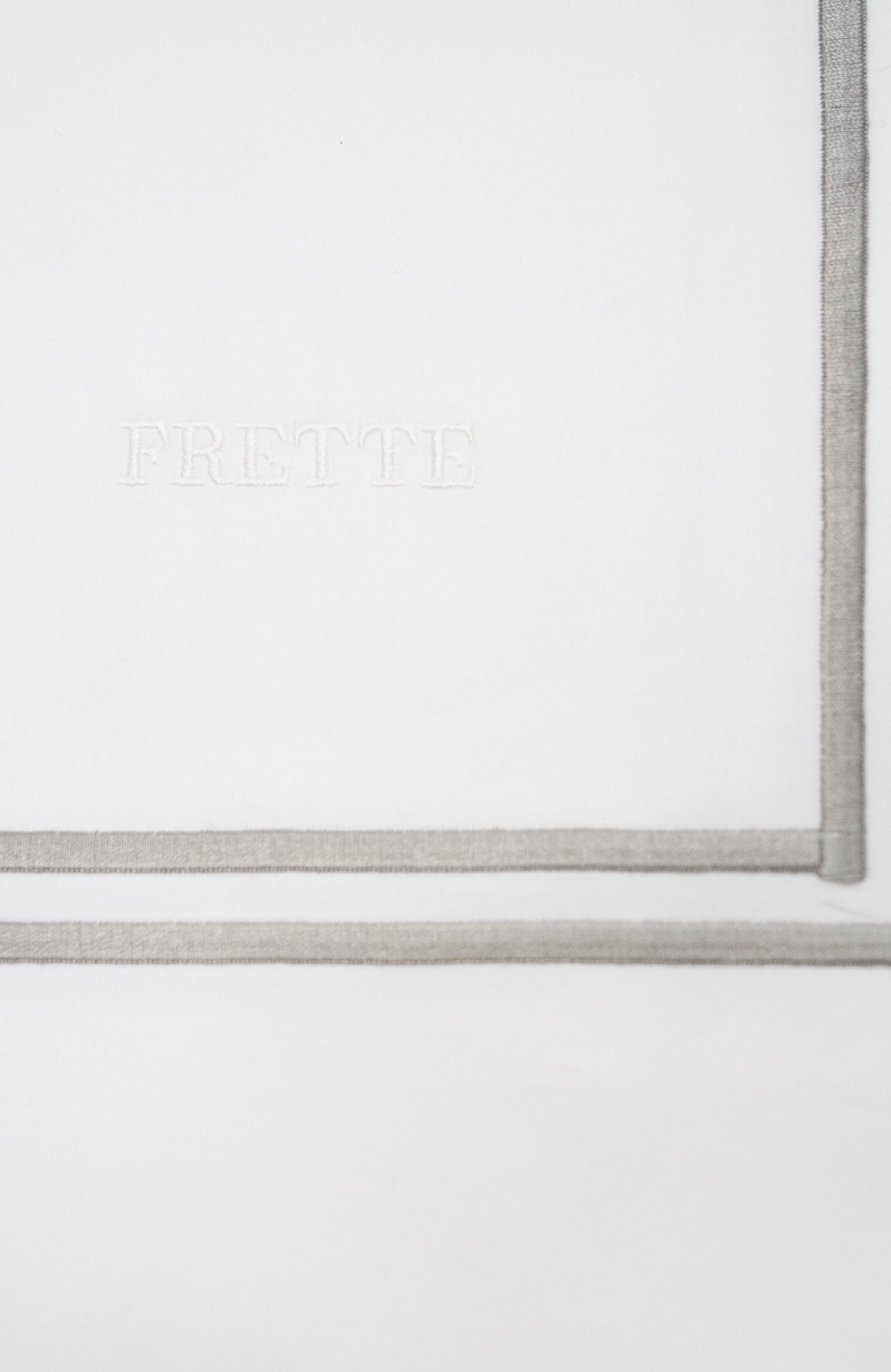 Пододеяльник hotel classic FRETTE серого цвета по цене 34200 руб., арт. FA7017 E3600 200A, фото 2 Пододеяльник hotel classic FRETTE, арт. FA7017 E3600 200A, фото 2