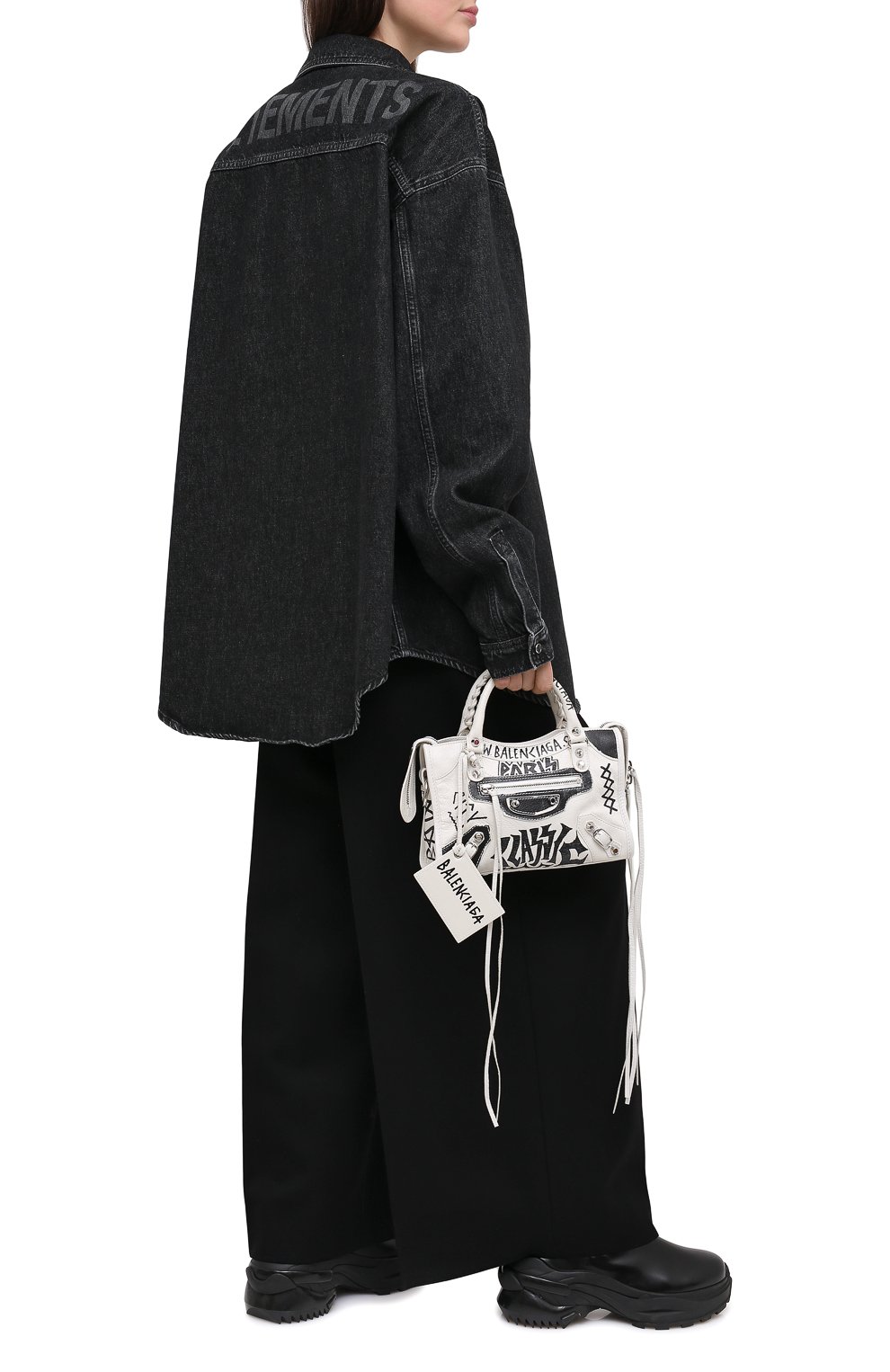 Джинсовая рубашка VETEMENTS черного цвета по цене 145500 руб., арт. UAH21SH043 2801/W, фото 2 Джинсовая рубашка VETEMENTS, арт. UAH21SH043 2801/W, фото 2