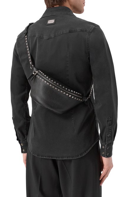 Мужская поясная сумка rockstud VALENTINO черного цвета, арт. 6Y2B0D07/KDB | Фото 2 (Ремень/цепочка: На ремешке; Материал сплава: Проставлено; Размер: medium; Материал: Натуральная кожа; Драгоценные камни: Проставлено)