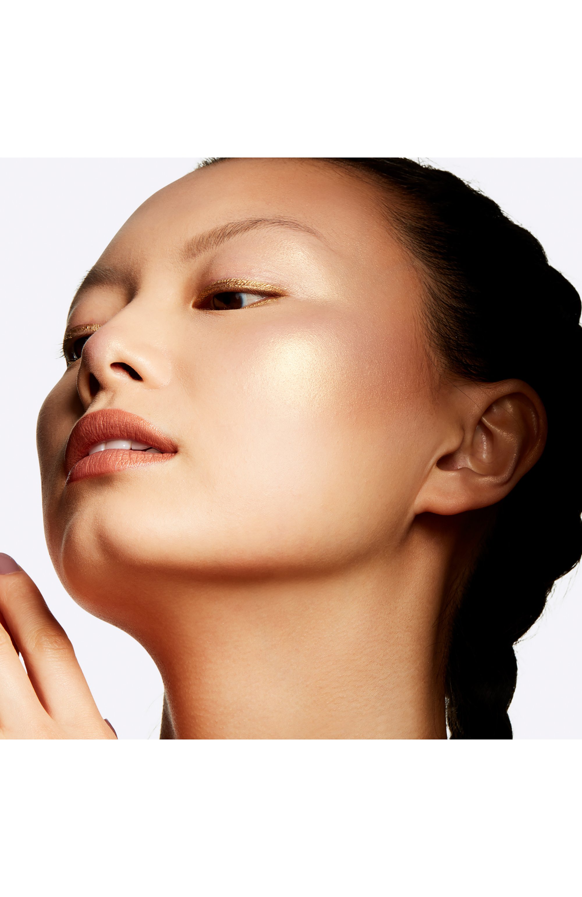 Компактная пудра extra dimension skinfinish, beaming blush (9g) MAC цвета по цене 4590 руб., арт. MLGK-20, фото 5 Компактная пудра extra dimension skinfinish, beaming blush (9g) MAC, арт. MLGK-20, фото 5