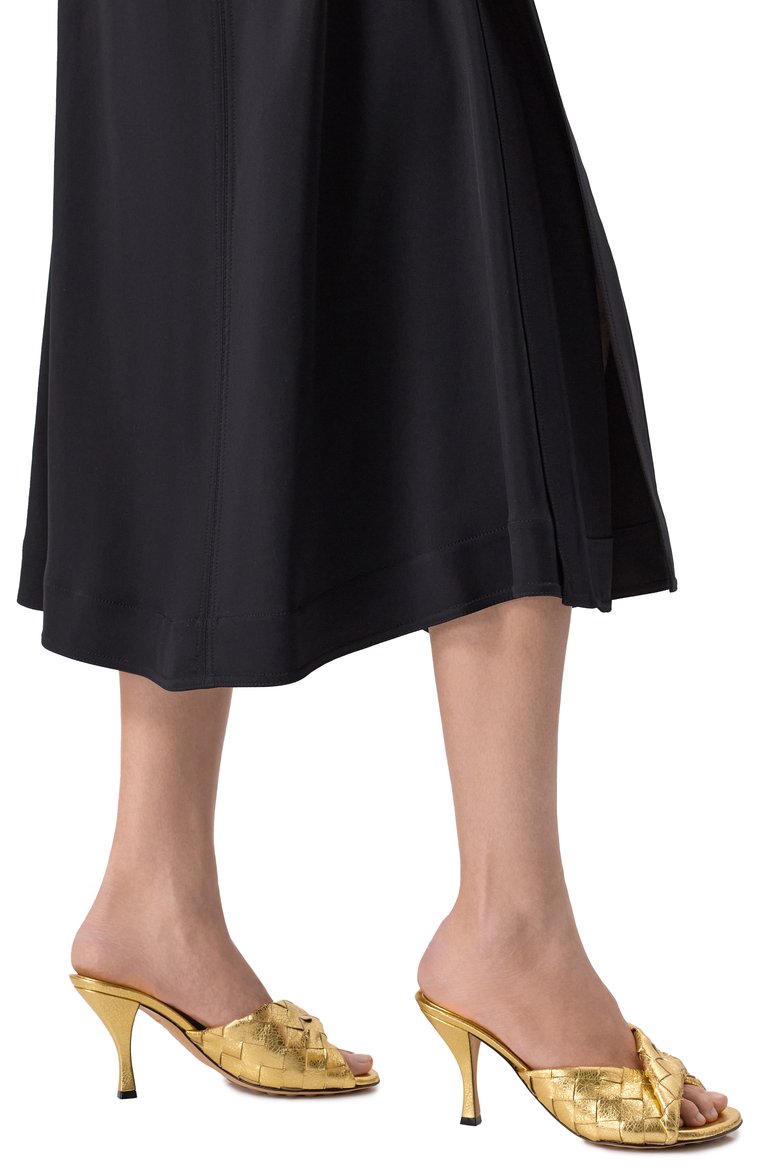 Женские кожаные мюли blink BOTTEGA VENETA золотого цвета, арт. 796455/V55N1 | Фото 3 (Каблук высота: Высокий; Материал сплава: Проставлено; Материал внутренний: Натуральная кожа; Подошва: Плоская; Материал внешний: Натуральная кожа; Драгоценные камни: Проставлено; Каблук тип: Шпилька)