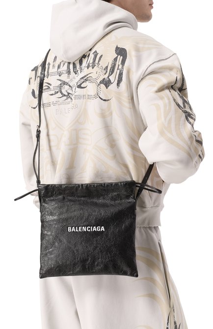 Мужская сумка dust BALENCIAGA черного цвета, арт. 817715/2ABH6 | Фото 2 (Драгоценные камни: Проставлено; Материал: Натуральная кожа; Размер: medium; Ремень/цепочка: На ремешке; Материал сплава: Проставлено)
