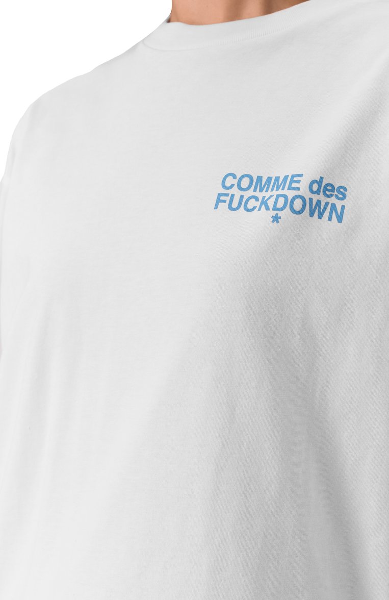 Женская хлопковая футболка COMME DES FUCKDOWN белого цвета, арт. CFABW01317 | Фото 5 (Рукава: Короткие; Материал внешний: Хлопок; Длина (для топов): Стандартные; Стили: Гранж; Принт: С принтом)