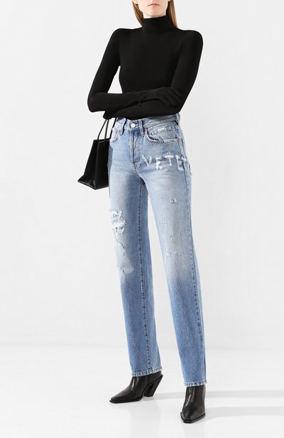 Джинсы с потертостями VETEMENTS голубого цвета по цене 95150 руб., арт. WAH20PA309, фото 2 Джинсы с потертостями VETEMENTS, арт. WAH20PA309, фото 2