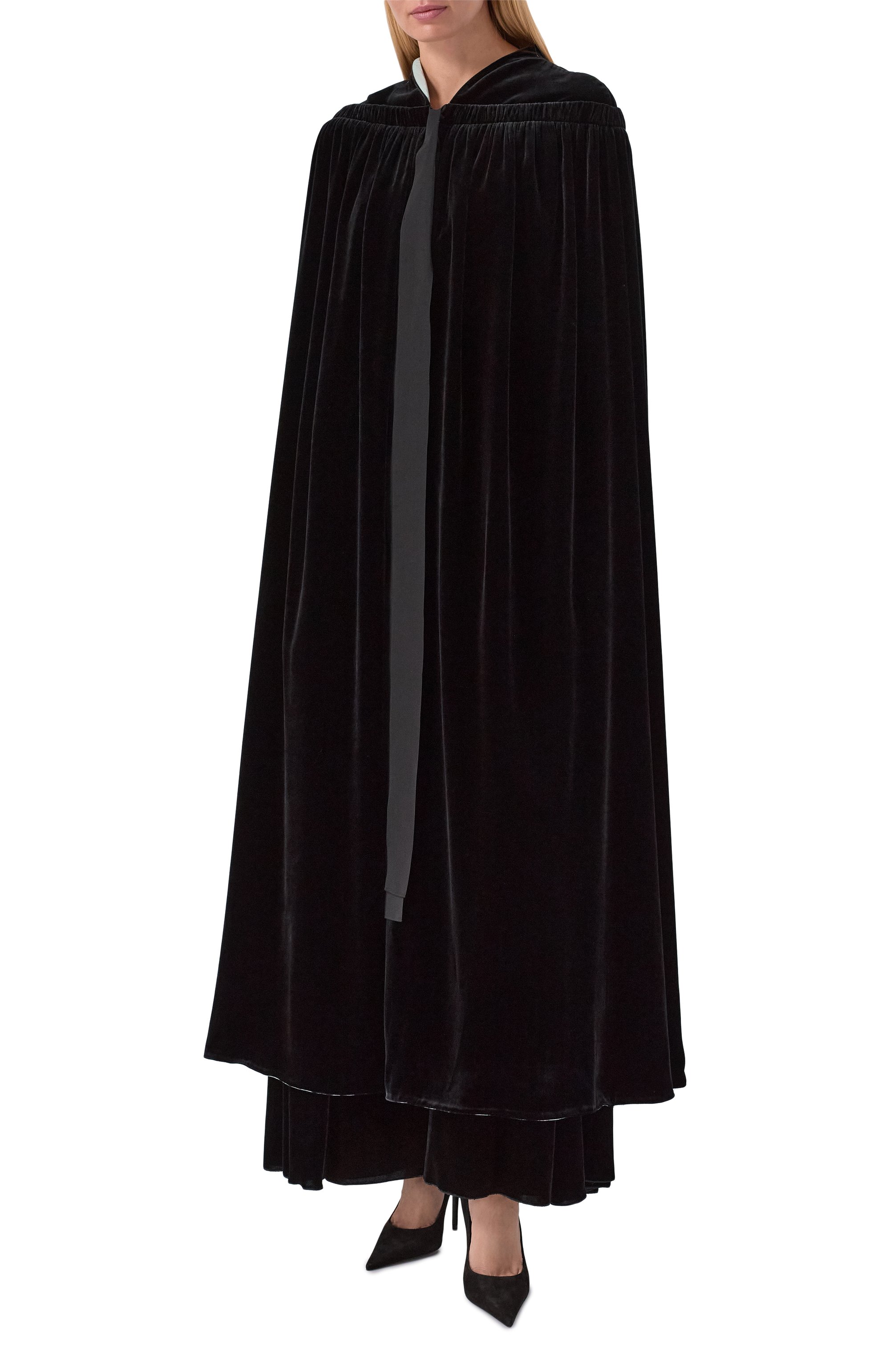 Бархатный кейп GIULIA GURMAN черного цвета по цене 370000 руб., арт. D13, фото 3 Бархатный кейп GIULIA GURMAN, арт. D13, фото 3