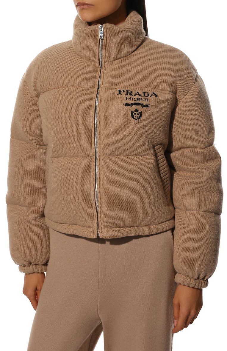 Женский пуховик PRADA бежевого цвета, арт. 292028-10PH-F0627-212 | Фото 3 (Материал внешний: Кашемир, Шерсть; Рукава: Длинные; Материал утеплителя: Пух и перо; Длина (верхняя одежда): Короткие; Кросс-КТ: Пуховик; Стили: Спорт-шик)