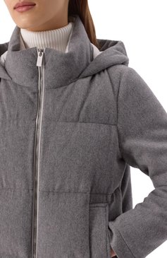 Женский кашемировый пуховик KITON серого цвета, арт. D54658K0580E03 | Фото 5 (Материал подклада: Синтетический материал; Материал сплава: Проставлено; Материал внешний: Шерсть, Кашемир; Рукава: Длинные; Длина (верхняя одежда): Короткие; Драгоценные камни: Проставлено; Стили: Кэжуэл; Кросс-КТ: Пуховик)