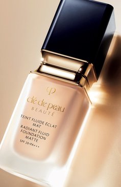 Тональный флюид с эффектом матового покрытия, o40 (35ml) CLÉ DE PEAU BEAUTÉ  цвета, арт. 16252CP | Фото 3 (Региональные ограничения белый список (Axapta Mercury): Не проставлено; Финишное покрытие: Матовый; Нос: Не проставлено; SPF фильтр: Низкий (5-20))