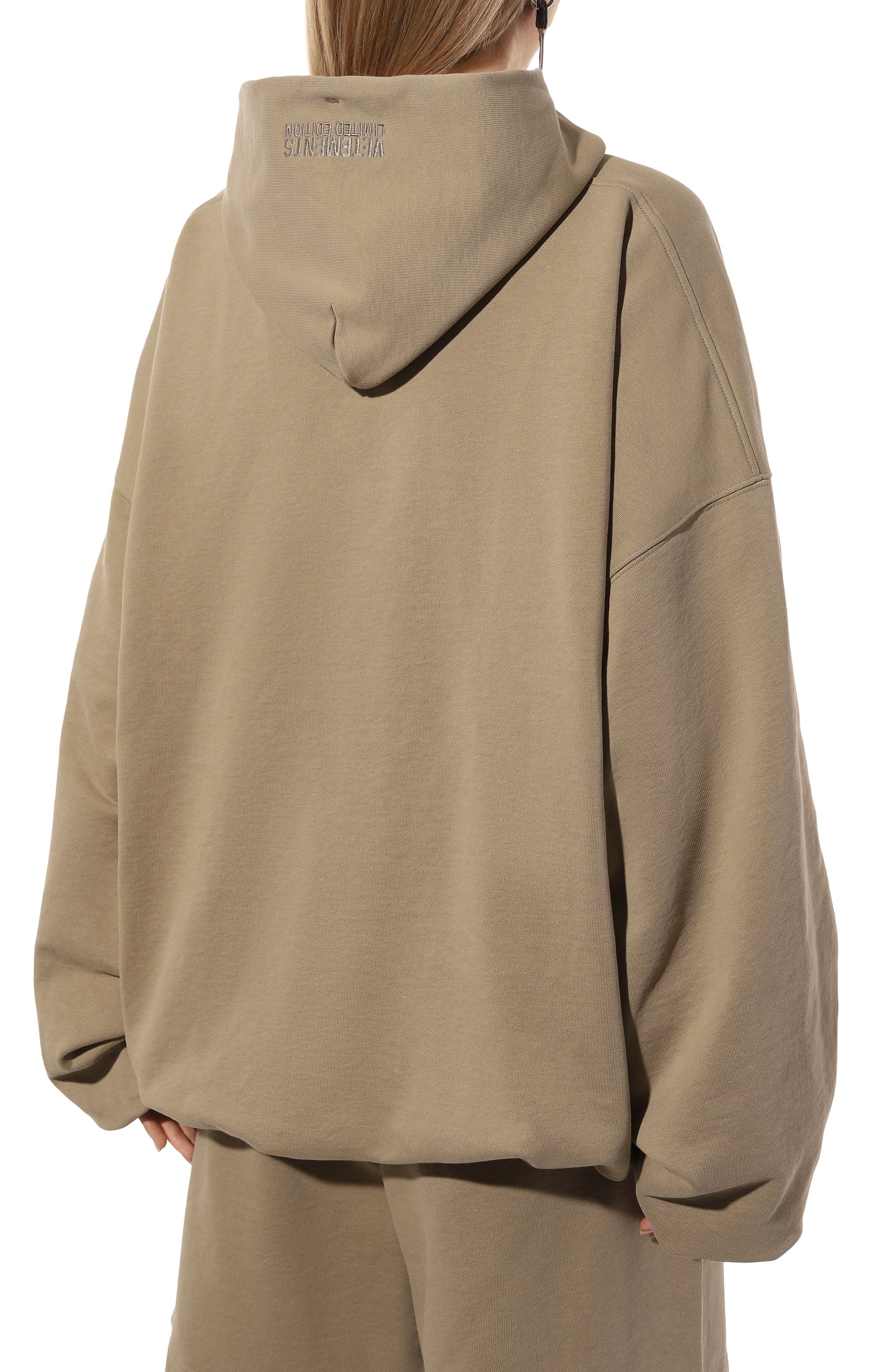 Хлопковое худи VETEMENTS хаки цвета по цене 91950 руб., арт. UA66HD600T, фото 4 Хлопковое худи VETEMENTS, арт. UA66HD600T, фото 4