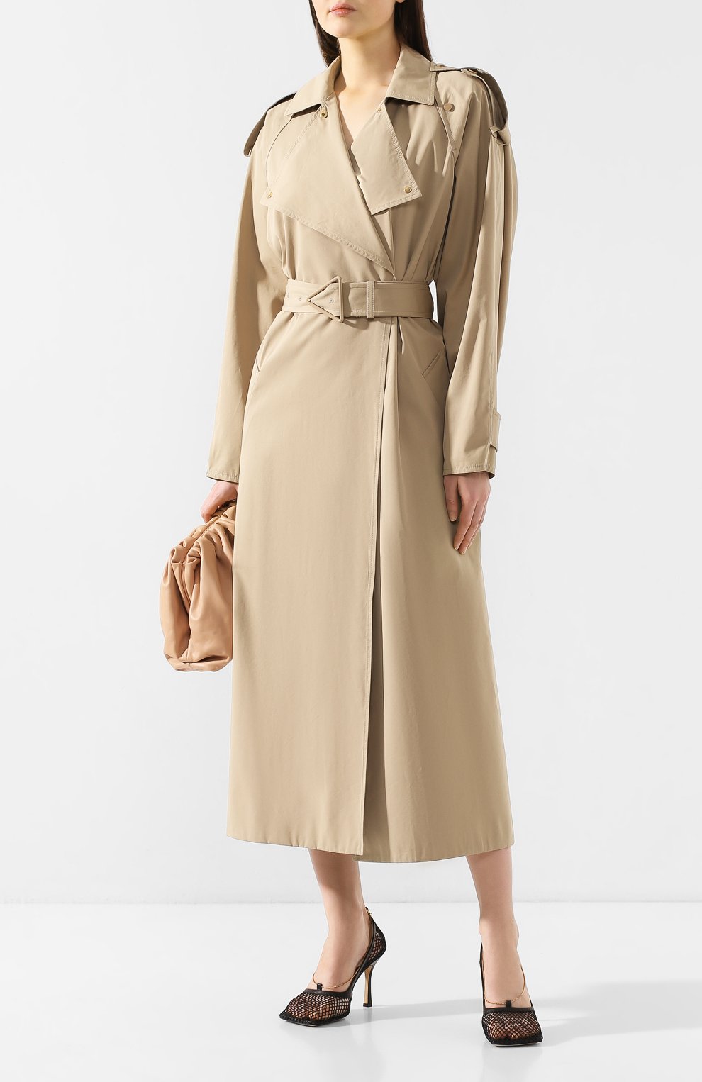 Тренч из смеси хлопка и вискозы BOTTEGA VENETA бежевого цвета по цене 368000 руб., арт. 609117/VK0N0, фото 2 Тренч из смеси хлопка и вискозы BOTTEGA VENETA, арт. 609117/VK0N0, фото 2