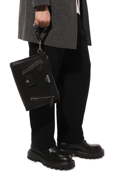 Кожаный клатч MOSCHINO черного цвета по цене 85050 руб., арт. A8402/8002, фото 2 Кожаный клатч MOSCHINO, арт. A8402/8002, фото 2