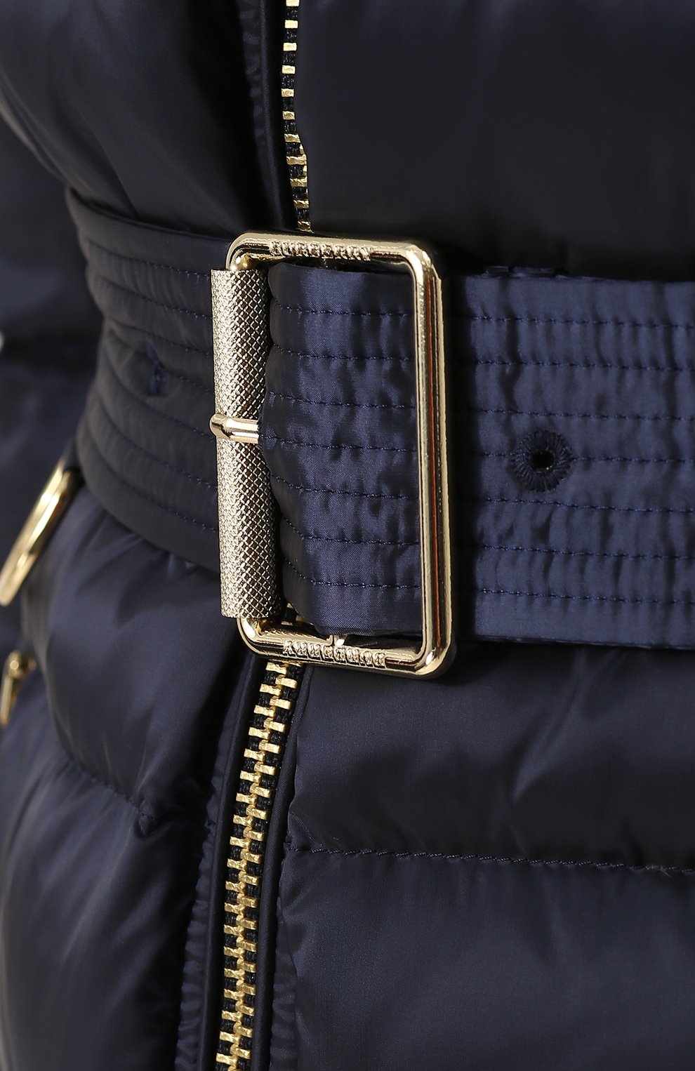 Удлиненный стеганый пуховик с меховой отделкой капюшона и поясом BURBERRY, арт. 4061055, фото 5